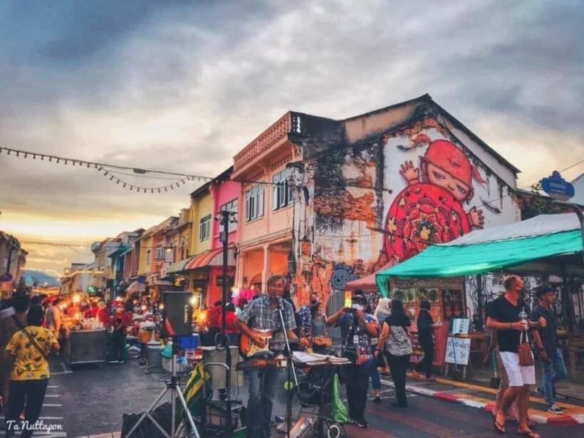 Lard Yai Walking Street Market