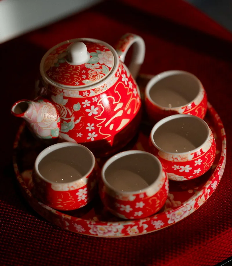 Red tea tray and cups from the hotel’s supplied Chinese wedding photo library