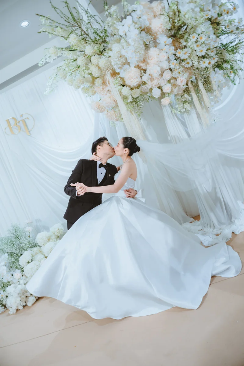 An outdoor ceremony scene from the hotel’s supplied wedding photograph library